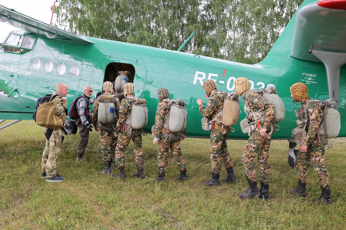 Воспитанники военно-патриотического лагеря «Хочу стать десантником» совершили прыжки с парашютом