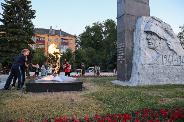 Вечный огонь открыли в сквере Григорьева у стелы «Героям-комсомольцам»