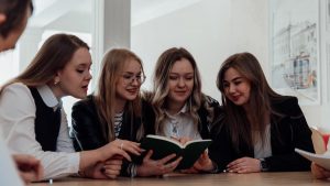 Профессия учителя заняла третье место в ТОПе самых счастливых профессий