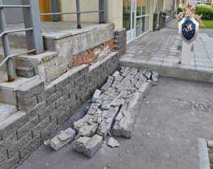 9‑летний мальчик получил травму из-за падения кирпичной кладки крыльца в Советском районе