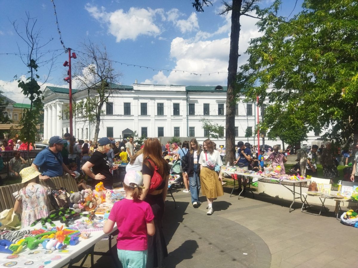 Детская барахолка открыла новый сезон в Сквере Свердлова: смотрим фото