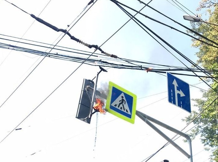 Светофор загорелся в Нижнем Новгороде. Но не зеленым, и не красным