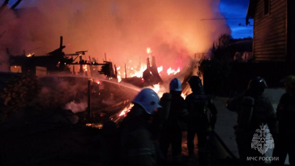 Крупный пожар произошел в частном секторе в Канавинском районе