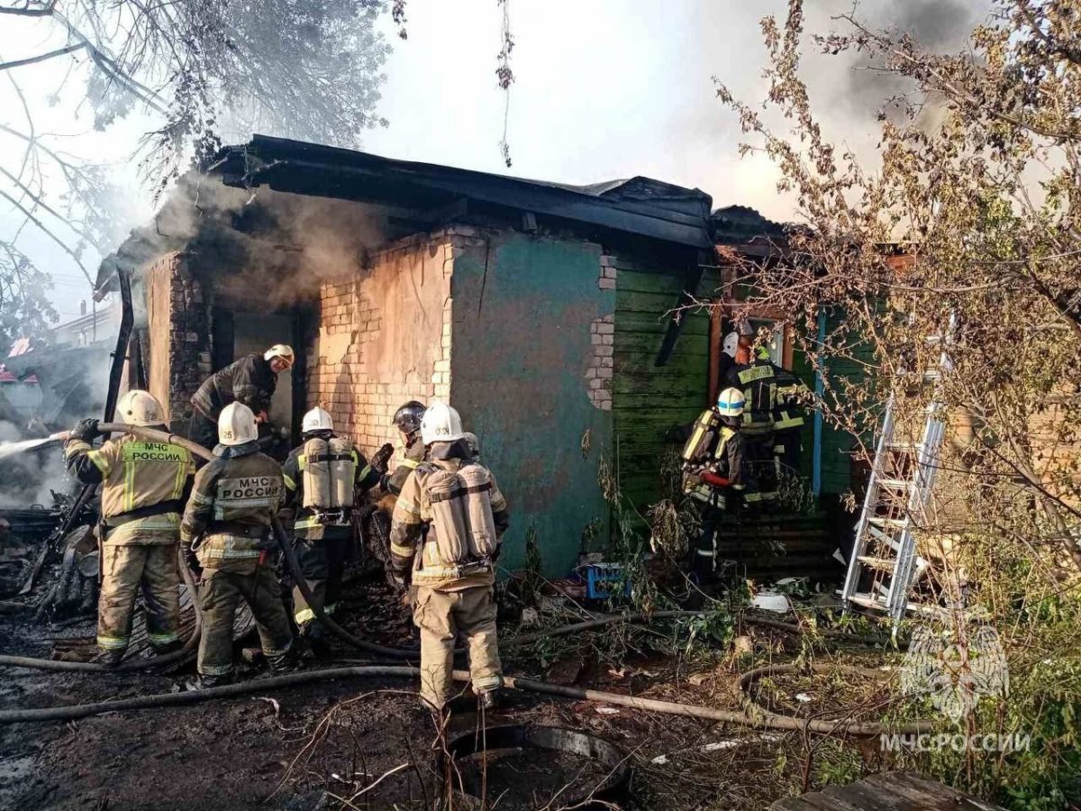 Один человек погиб и двое эвакуировались при крупном пожаре на улице Архимеда в Нижнем Новгороде