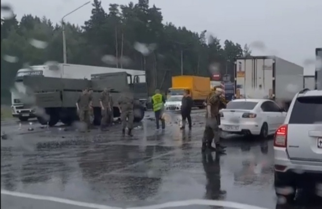 4 человека пострадали в ДТП с участием большегруза и военного Урала в Володарском районе