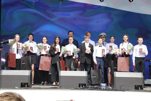 Нижегородским школьникам вручили паспорта в День России