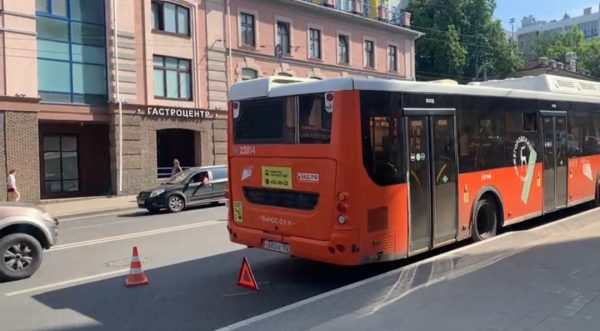 Автобус сбил 17-летнюю девушку у остановки на улице Большой Покровской