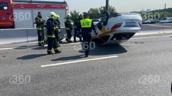 Такси перевернулось после массового ДТП на внешней стороне 53-го километра МКАД