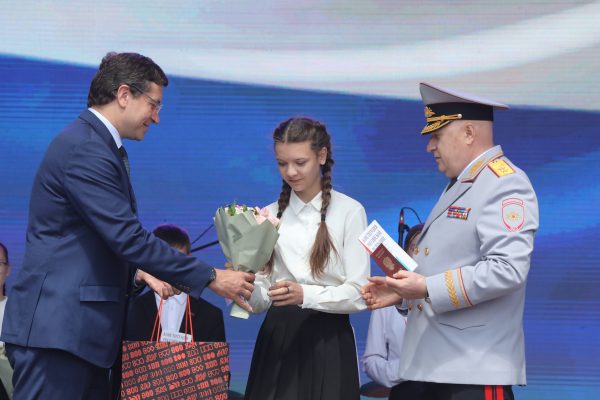 Глеб Никитин и Юрий Арсентьев вручили паспорта нижегородским школьникам
