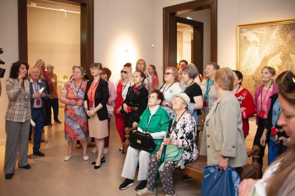 Первая тифлоэкскурсия по выставке «Художник и сказка» прошла в Нижегородском художественном музее