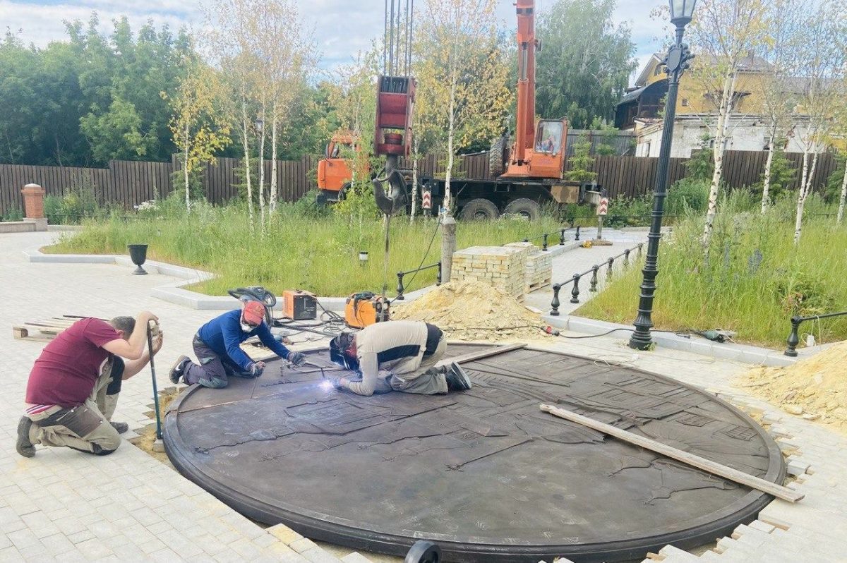 Панно из бронзы устанавливают на смотровой площадке на Соборной площади в  Арзамасе 21 июня 2023 года | Нижегородская правда