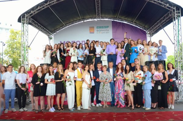 97 выпускникам школ Дзержинска вручили медали «За особые успехи в обучении»