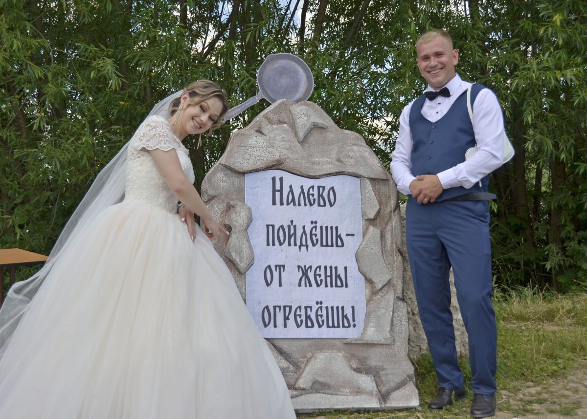 Первая церемония бракосочетания состоялась у молодой семьи Алексея Маликова и Елены Волковой. А потом для молодоженов провели старинный свадебный обряд, который был характерен для Лукояновского уезда