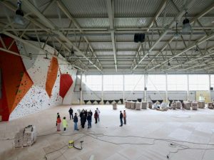 Более 1,3 тысяч квадратных метров паркета укладывают в спортзале ФОК в Дзержинске