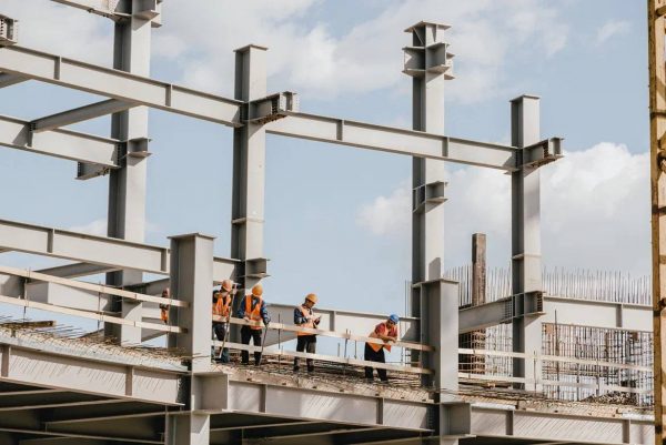 На строительной площадке Ледовой арены началась установка кольцевой балки, необходимой для последующего монтажа ферм