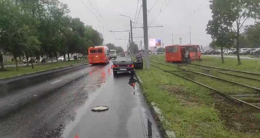 Маршрутка вылетела на трамвайные пути после столкновения с легковым автомобилем на проспекте Ленина