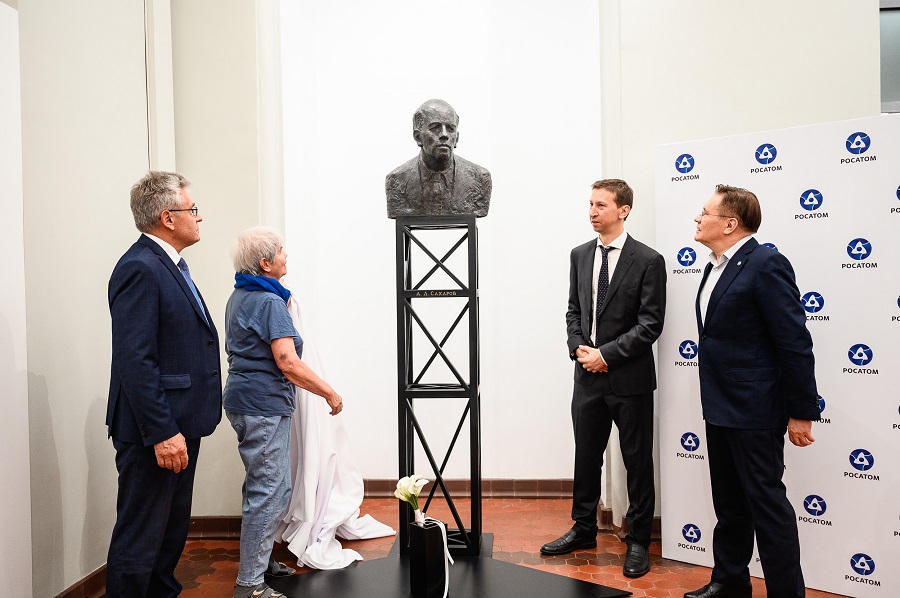 Памятник советскому физику Андрею Сахарову открыли в Академии «Маяк» в Нижнем Новгороде