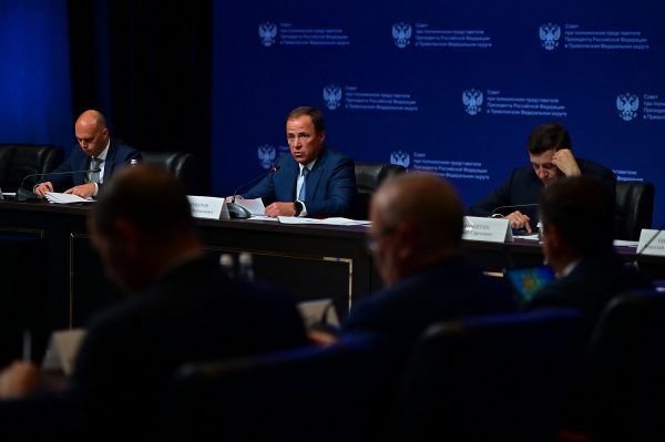 Игорь Комаров провел заседание Совета при полпреде Президента России в ПФО