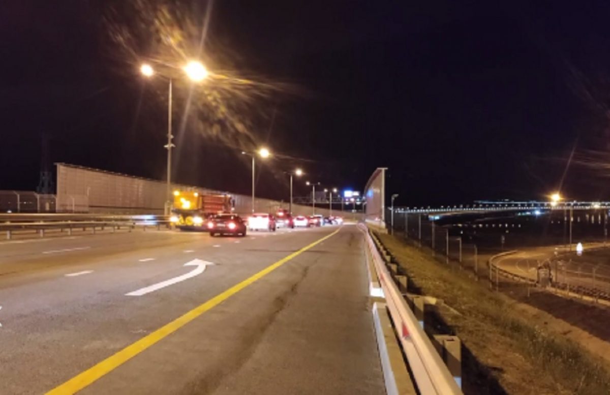 Движение автомобилей на Крымскому мосту восстановлено в реверсивном режиме