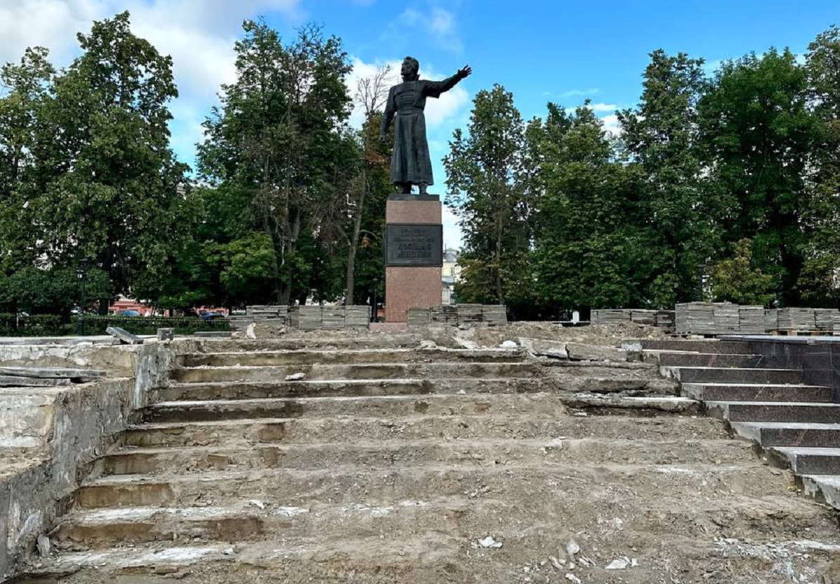 Площадку памятника Кузьме Минину в Нижнем Новгороде отремонтируют к середине августа