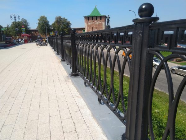 Ограждения и парапет отремонтировали на Верхневолжской набережной