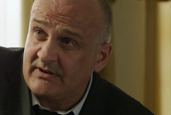 Известный российский актёр и бывший коллега Зеленского доставит в зону СВО «Боевые листки»