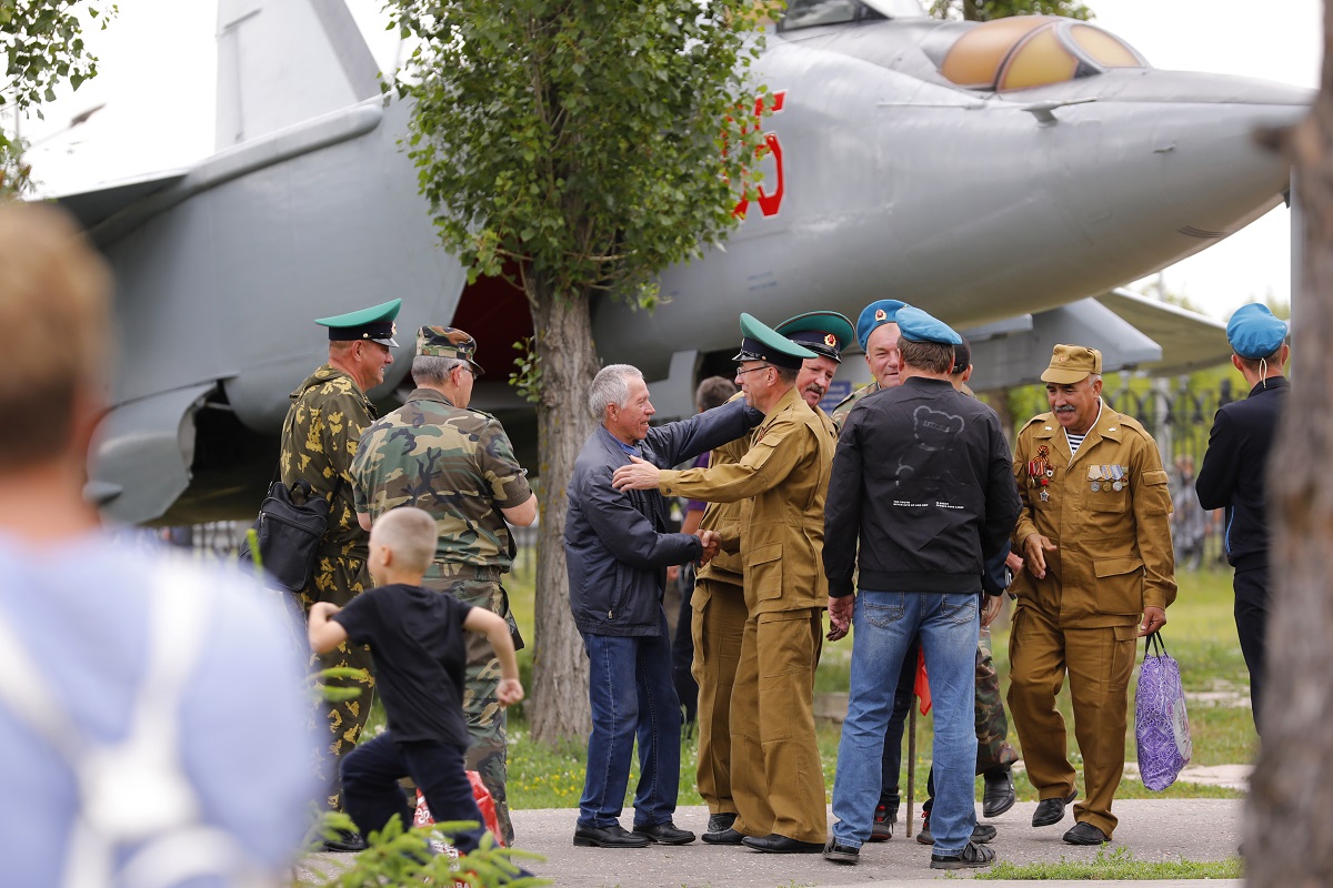 Парк быстро наполнился военными разных родов войск