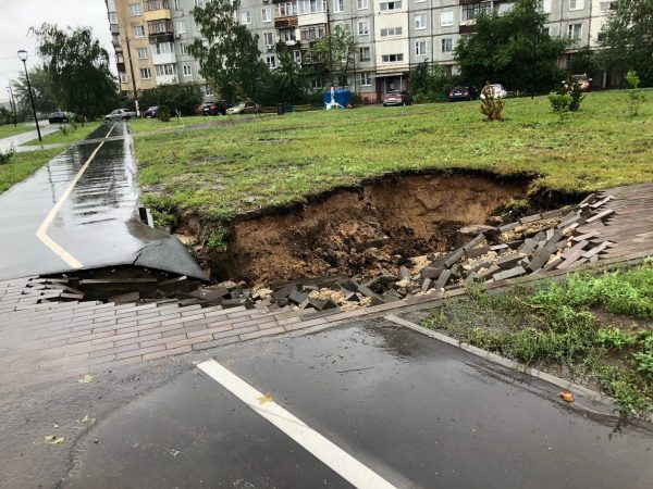 Пешеходная дорожка «ушла под землю» из-за ливня в Нижнем Новгороде