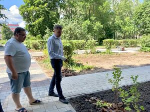 Более 330 деревьев и кустарников высадили в «Сквере 65-летия Победы» в Советском районе