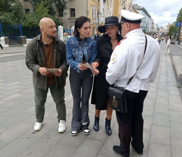 Актеры Эвелина Бледанс и Роман Юнусов прогулялись по улице Большой Покровской