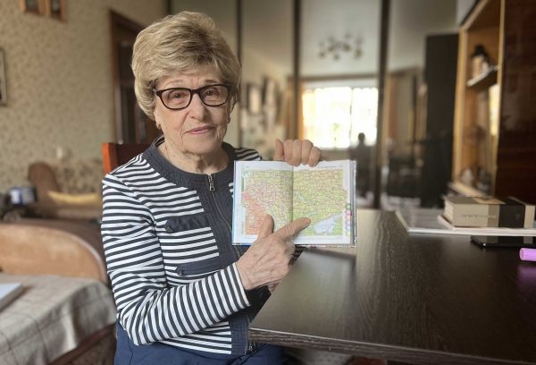 93-летняя учительница нашла ошибку в атласе с неправильными границами России