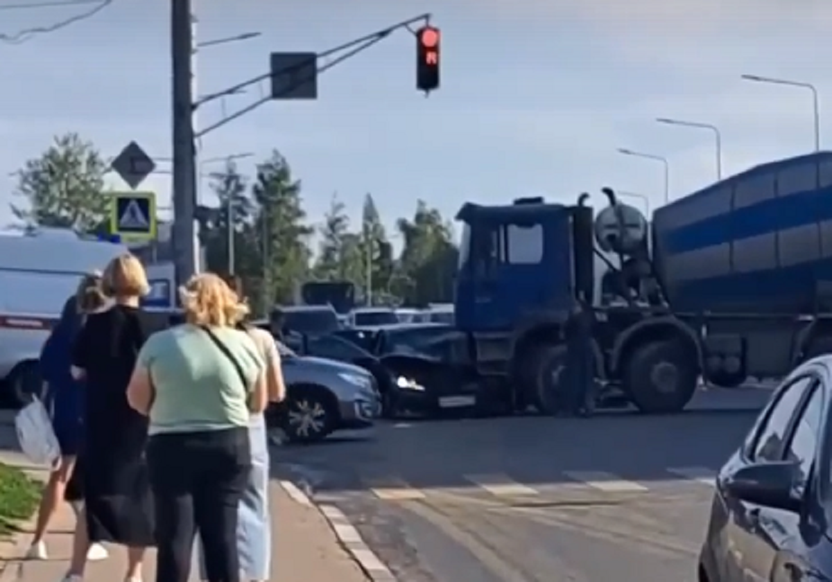 Бетономешалка столкнулась с легковым автомобилем в ЖК «Цветы» 07 июля 2023  года | Нижегородская правда