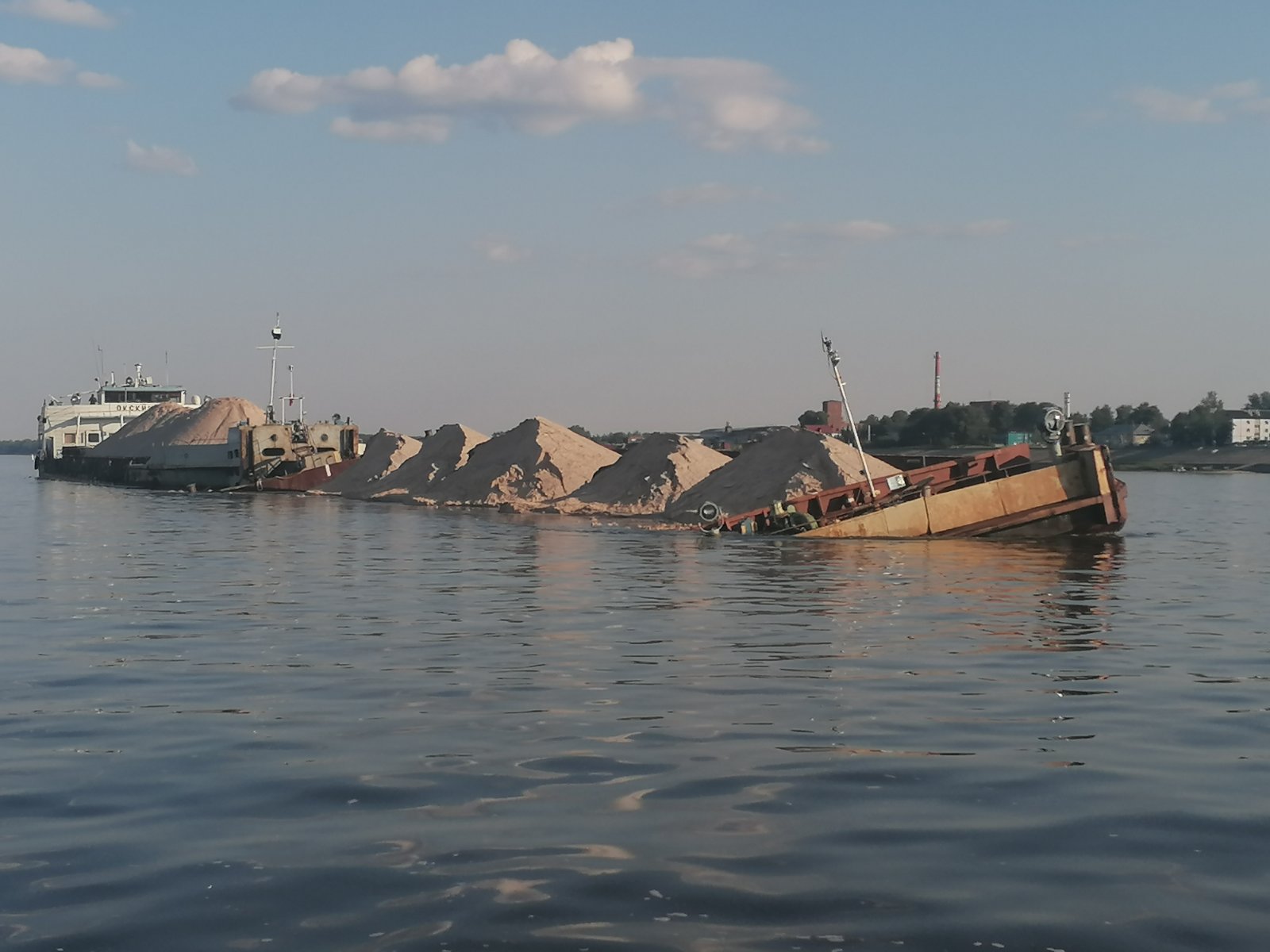 Специалисты лаборатории отберут пробы воды на месте реки Волги в Балахне,  где на мель села баржа 18 июля 2023 года | Нижегородская правда