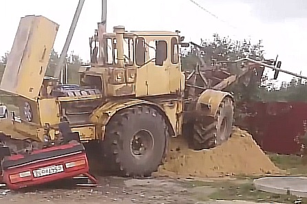 Трактор дважды переехал автомобиль в Дивеевском районе