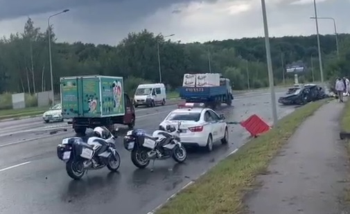 Водитель иномарки не справился с управлением и протаранил две машины на улице Академика Сахарова