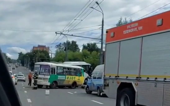 Автобус едва не вылетел с моста после столкновения с маршруткой на улице Ванеева