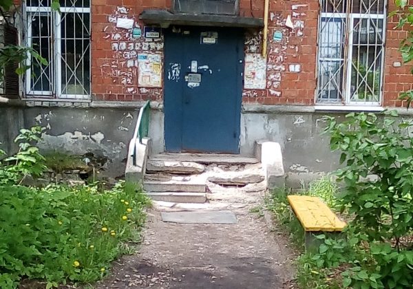 Жители улицы Заярской просят благоустроить двор после капремонта поликлиники
