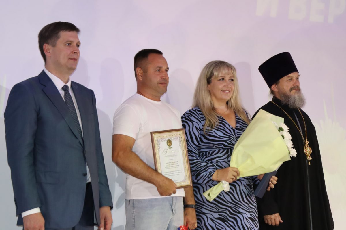 Медалями «За любовь и верность» наградили 42 нижегородские супружеские пары, прожившие в браке более 25 лет