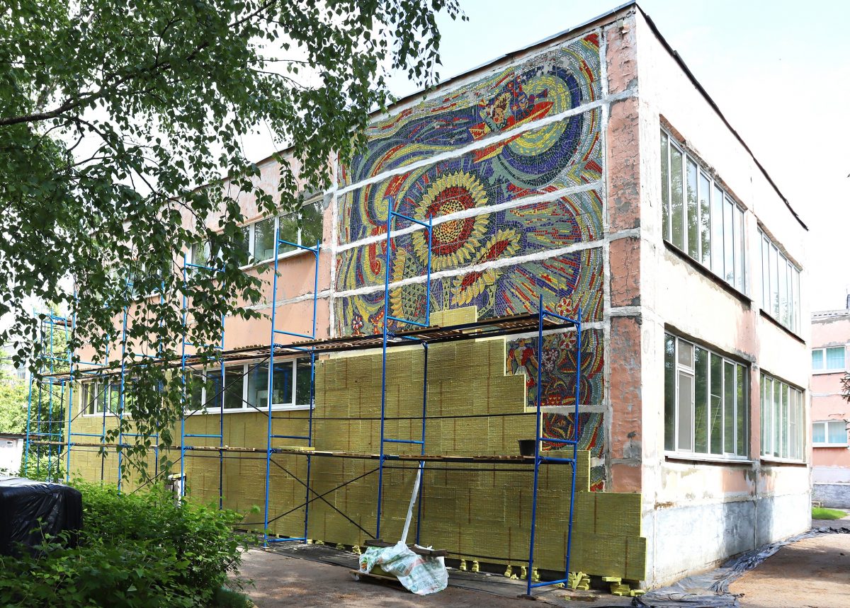 В мэрии прокомментировали утепление фасада детсада поверх мозаики в Нижнем Новгороде