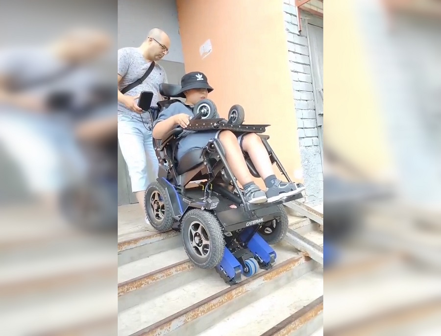 Ребенку-инвалиду из Дзержинска помогли в покупке специальной коляски-ступенькохода