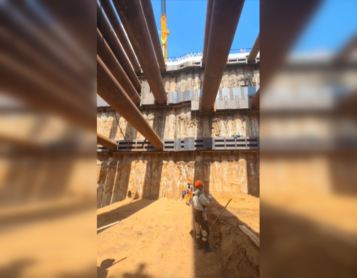 Почти на 100% готовы ограждающие конструкции котлована на стройплощадке метро на Сенной площади