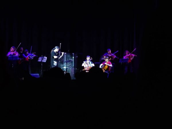Огненный скрипач и разрыв сердца: струнный оркестр зарядил зрителей исполнением хитов Linkin Park