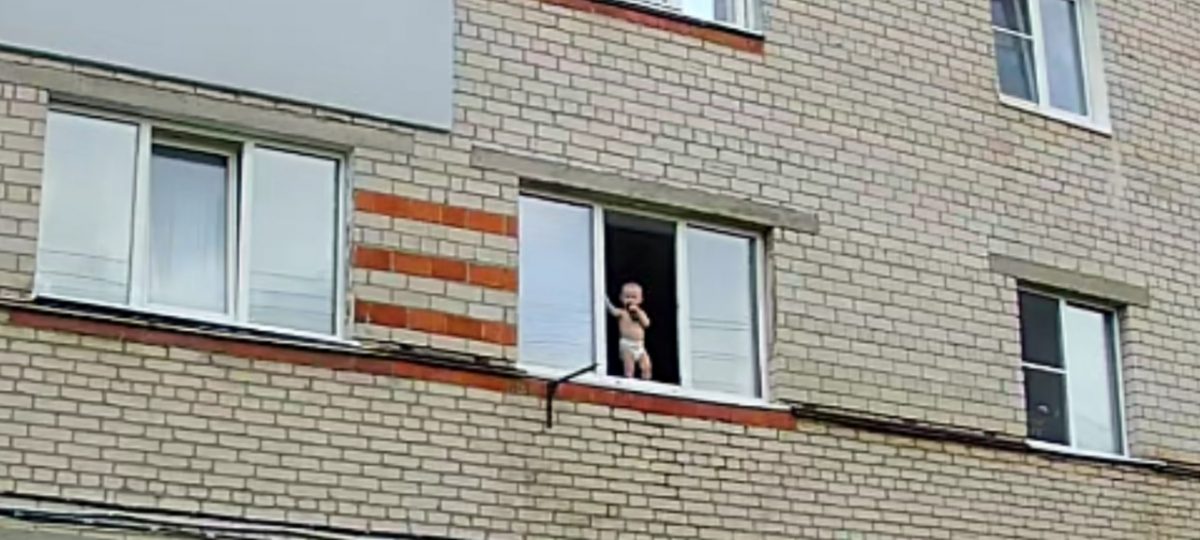 Ребенок чуть не выпал из окна общежития в Заволжье