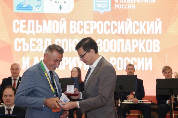 Юрий Шалабаев вручил зоопарку «Лимпопо» Почетный знак главы города и наградил его сотрудников
