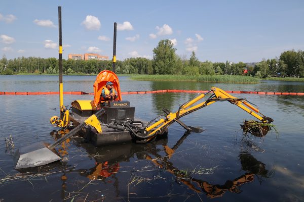 Часть дна Светлоярского озера уже очищена от мусора и ила с помощью машин-амфибий