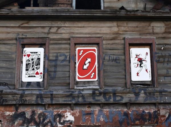 Новый стрит-арт появился на деревянном заброшенном доме в центре Нижнего Новгорода