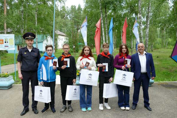 Юным нижегородцам вручили паспорта граждан России в лагере «Маяк»