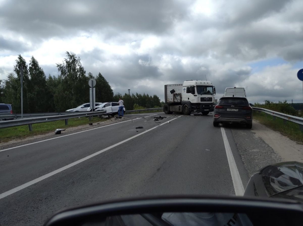 Фура и легковушка столкнулись на дороге между Опалихой и Зеленым городом