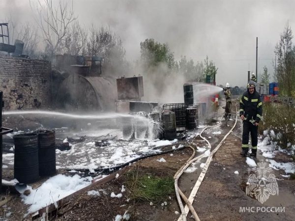 Бочки с автомобильным маслом загорелись в Богородском округе