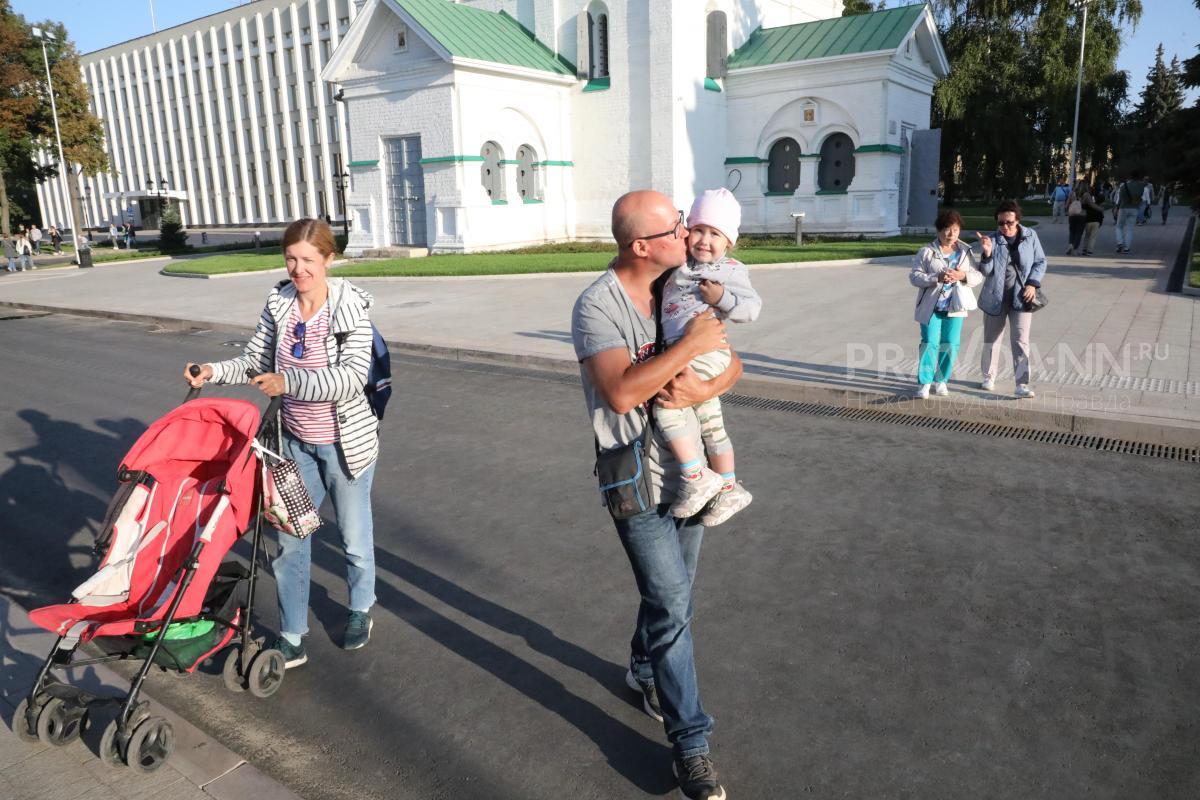 Около трети российских отцов готовы уйти в декрет вместо жены